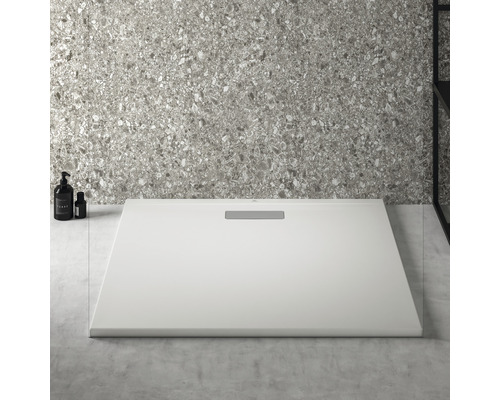 Receveur de douche plat de forme carrée dans la salle de bain