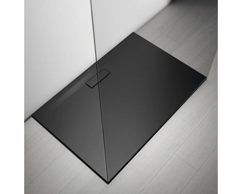 Receveur de douche noir dans une salle de bain avec paroi en verre