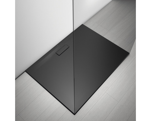 Receveur de douche noir dans une salle de bain