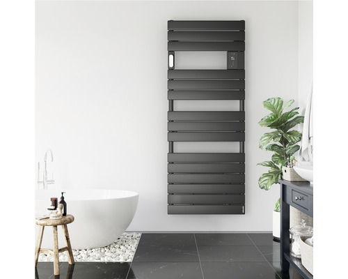 Salle de bains avec baignoire et radiateur horizontal monté