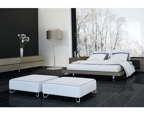 Chambre moderne avec lit double, table de chevet, lampadaire, commode et tabourets