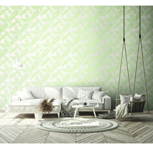 Heller Wohnraum mit gemusterter Tapete, Sofa und Hängesessel