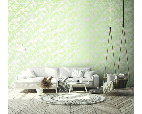 Heller Wohnraum mit gemusterter Tapete, Sofa und Hängesessel