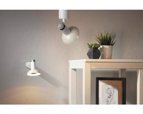 Applique murale et plafonnier dans une pièce lumineuse