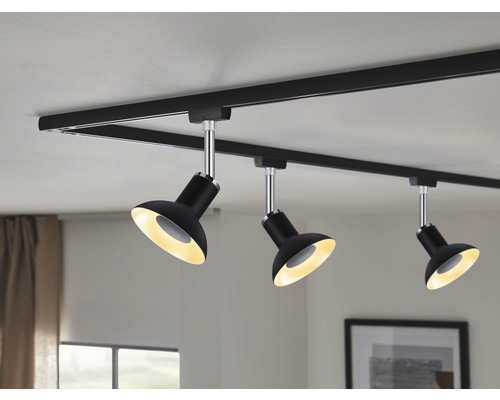 Système de rails avec trois spots montés au plafond.