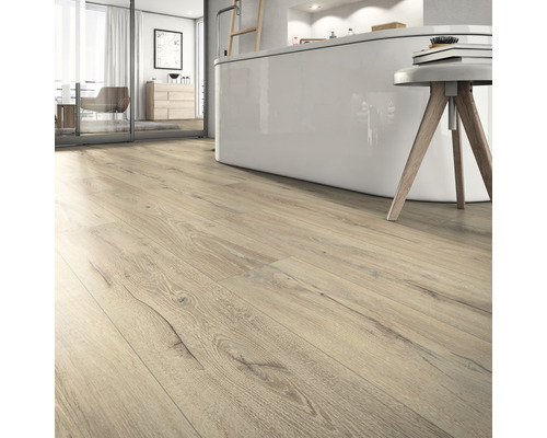 Heller Holzboden in einem Badezimmer mit Badewanne und Hocker