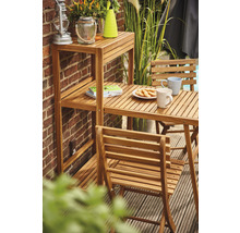 Scène de jardin avec table en bois, chaises et étagère contre un mur de briques