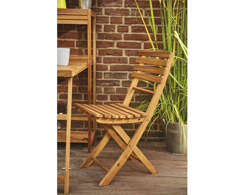 Scène de jardin avec chaise pliante en bois, étagère et table