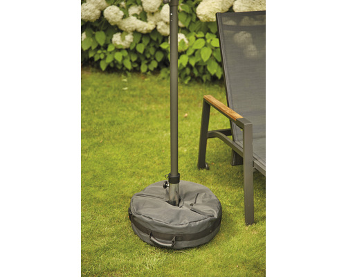 Sonnenschirmständer aus Stoff mit Griffen auf Rasen