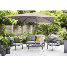 Gartenlounge-Set mit Sonnenschirm auf einer Terrasse in einem Garten