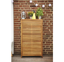Armoire en bois avec des lamelles horizontales devant un mur de briques