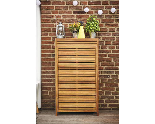 Armoire en bois avec des lamelles horizontales devant un mur de briques