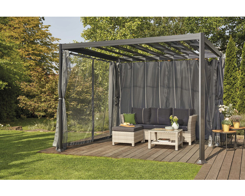 Pergola mit Vorhängen und Gartenmöbeln auf einer Terrasse
