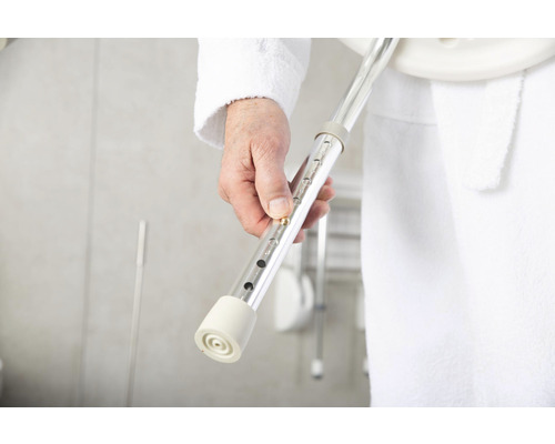 Gros plan d''un élévateur de bain réglable pour plus de sécurité dans la salle de bain