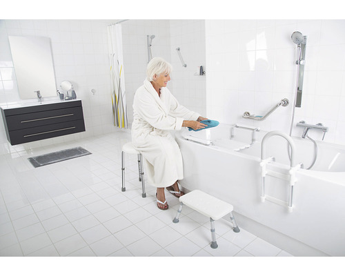 Salle de bain avec élévateur de bain, planche de bain, siège de bain et marche de bain pour faciliter les soins corporels