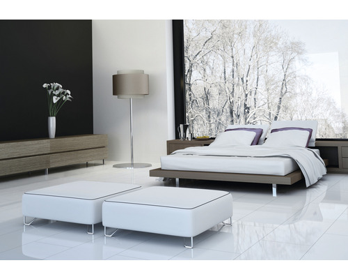 Chambre moderne avec lit double, tables de chevet, commode, lampadaire et tabourets