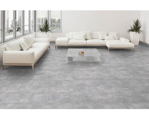 Heller Wohnraum mit grauen Vinylbodenfliesen, Sofas und Couchtisch