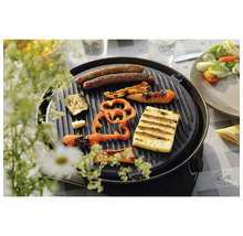 Grill de table avec saucisses, poivrons, aubergines, gousse d''ail et fromage grillé