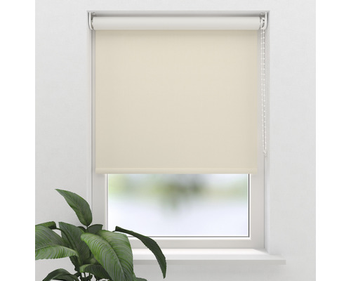 Store occultant beige devant une fenêtre