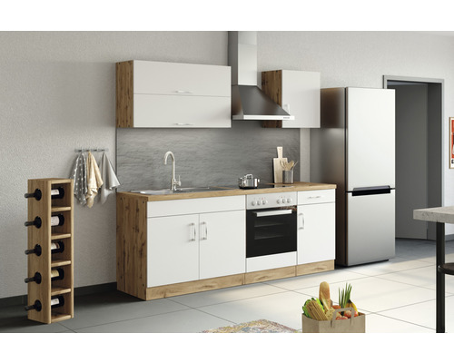 Cuisine complète avec évier, cuisinière, hotte aspirante, armoires suspendues, réfrigérateur et casier à vin.