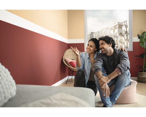 Salon lumineux avec un couple devant un mur en deux tons