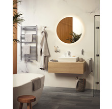 Salle de bains lumineuse avec baignoire, lavabo, miroir et sèche-serviettes