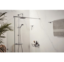 Salle de bains moderne avec système de douche, raclette de douche, serviette et étagère de rangement