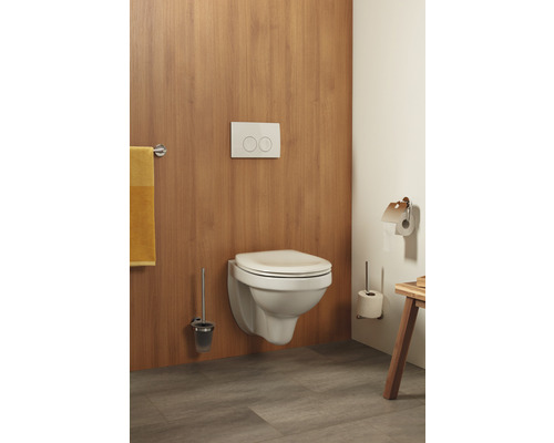 Salle de bains moderne avec WC suspendu, plaque de commande et brosse de toilette.