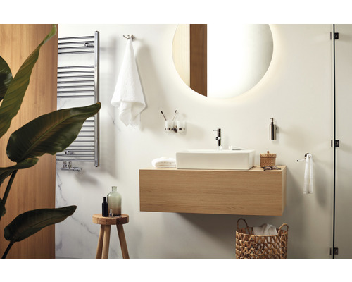 Salle de bains avec lavabo, miroir, sèche-serviettes et accessoires