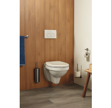 WC suspendu avec plaque de commande dans une salle de bains