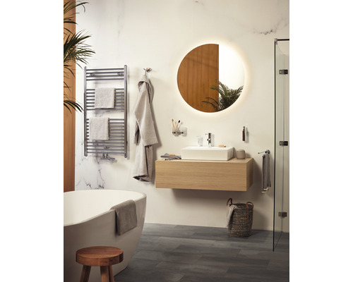 Badezimmer mit Badewanne, Waschtisch, Spiegel und Handtuchwärmer