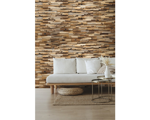 Salon avec panneaux muraux en bois, canapé et table d''appoint