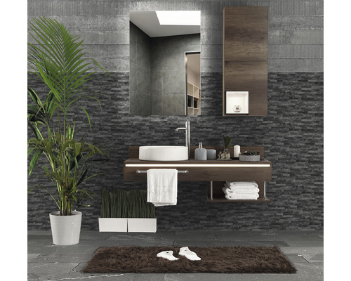 Salle de bain avec lavabo, miroir, serviettes, tapis et plantes d''intérieur