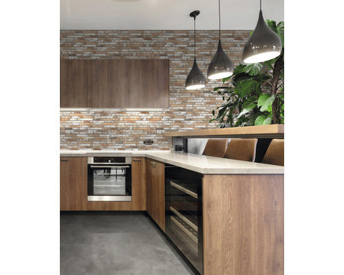 Moderne Küche mit Holzelementen, Backofen und Weinkühlschrank