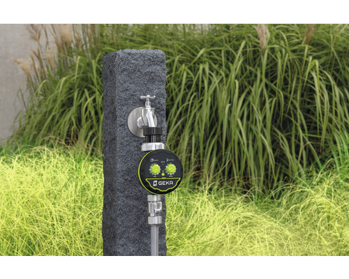 Ordinateur d''arrosage Geka sur un robinet dans le jardin