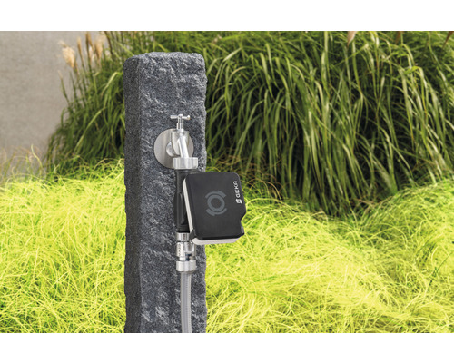 Robinet avec programmateur d''arrosage de Geka dans le jardin