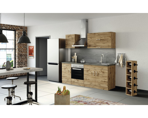 Küche mit Einbauschränken, Dunstabzugshaube, Spüle, Geschirrspüler, Kühlschrank, Esstisch, Barhockern und Weinflaschenregal.