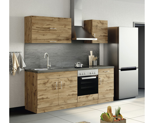 Cuisine complète avec évier, plaque de cuisson, four, hotte aspirante, armoires suspendues et réfrigérateur