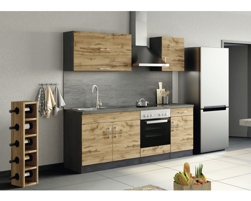 Cuisine avec évier, cuisinière, hotte aspirante, réfrigérateur et casier à vin