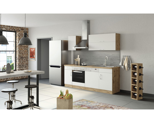 Cuisine claire avec cuisine équipée, réfrigérateur, table à manger et casier à bouteilles