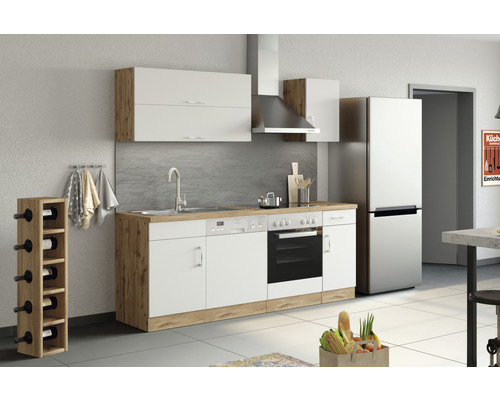 Cuisine moderne avec armoires blanches, plan de travail aspect bois, évier, cuisinière, lave-vaisselle et casier à vin