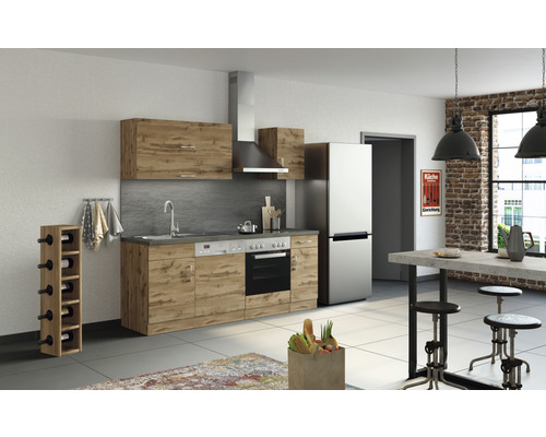 Cuisine lumineuse avec kitchenette, évier, appareils électriques, hotte aspirante et casier à vin.