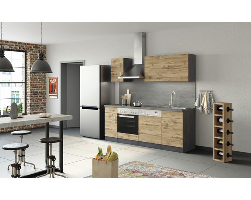 Cuisine claire avec meubles de cuisine, réfrigérateur-congélateur, hotte aspirante, évier, lave-vaisselle, casier à bouteilles et table à manger avec tabourets de bar