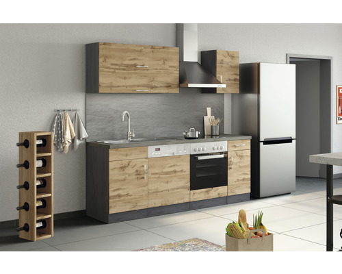 Cuisine avec armoires de cuisine, évier, cuisinière, hotte aspirante, réfrigérateur et casier à vin