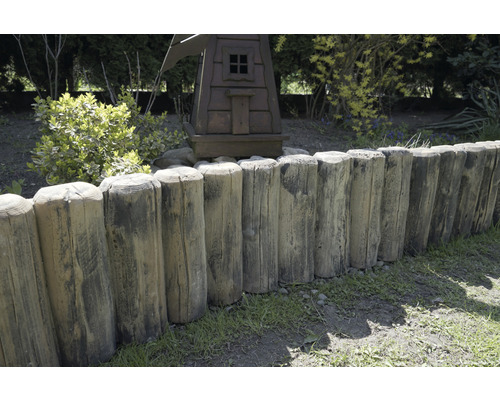 Clôture en bois dans le jardin avec un moulin à vent décoratif