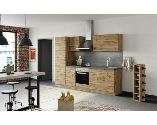 Küchenzeile mit Holzfronten, Spüle, Herd, Dunstabzugshaube und Weinregal in einem hellen Raum