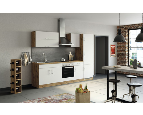 Cuisine moderne avec façades blanches, plan de travail aspect bois et appareils en acier inoxydable dans une pièce lumineuse.