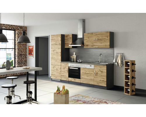 Cuisine moderne avec armoires encastrées et appareils électroménagers dans une pièce spacieuse et lumineuse.