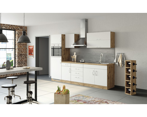 Moderne Küche mit weißen Schränken und Holzakzenten, Esstisch und Hockern.