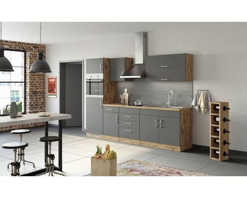 Cuisine moderne avec des armoires grises, des accents en bois, une hotte aspirante et une table à manger.